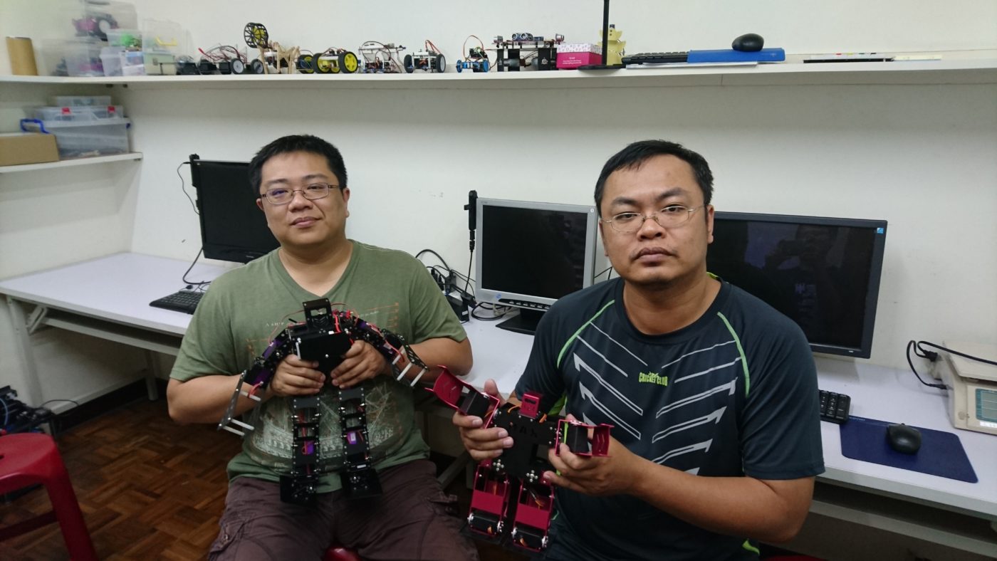 劉俊民（左）、劉俊金川兄弟同心投入機器人教育。