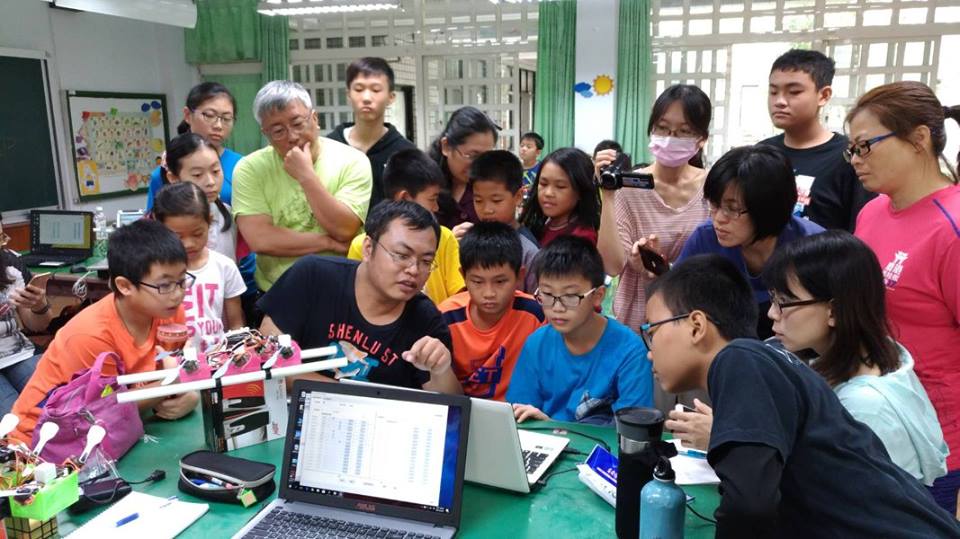 在屏東的偏鄉，教導孩子們龍舟機器人。